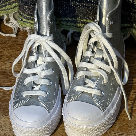 Converse Womenโs SILVER SHOWSTOPPER High Top Sneakers Sz 5 - Picture 3 of 6